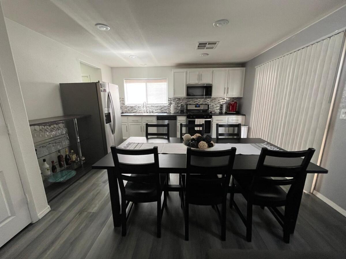 Beautiful 2 Story 20 Minutes From The Strip Las Vegas