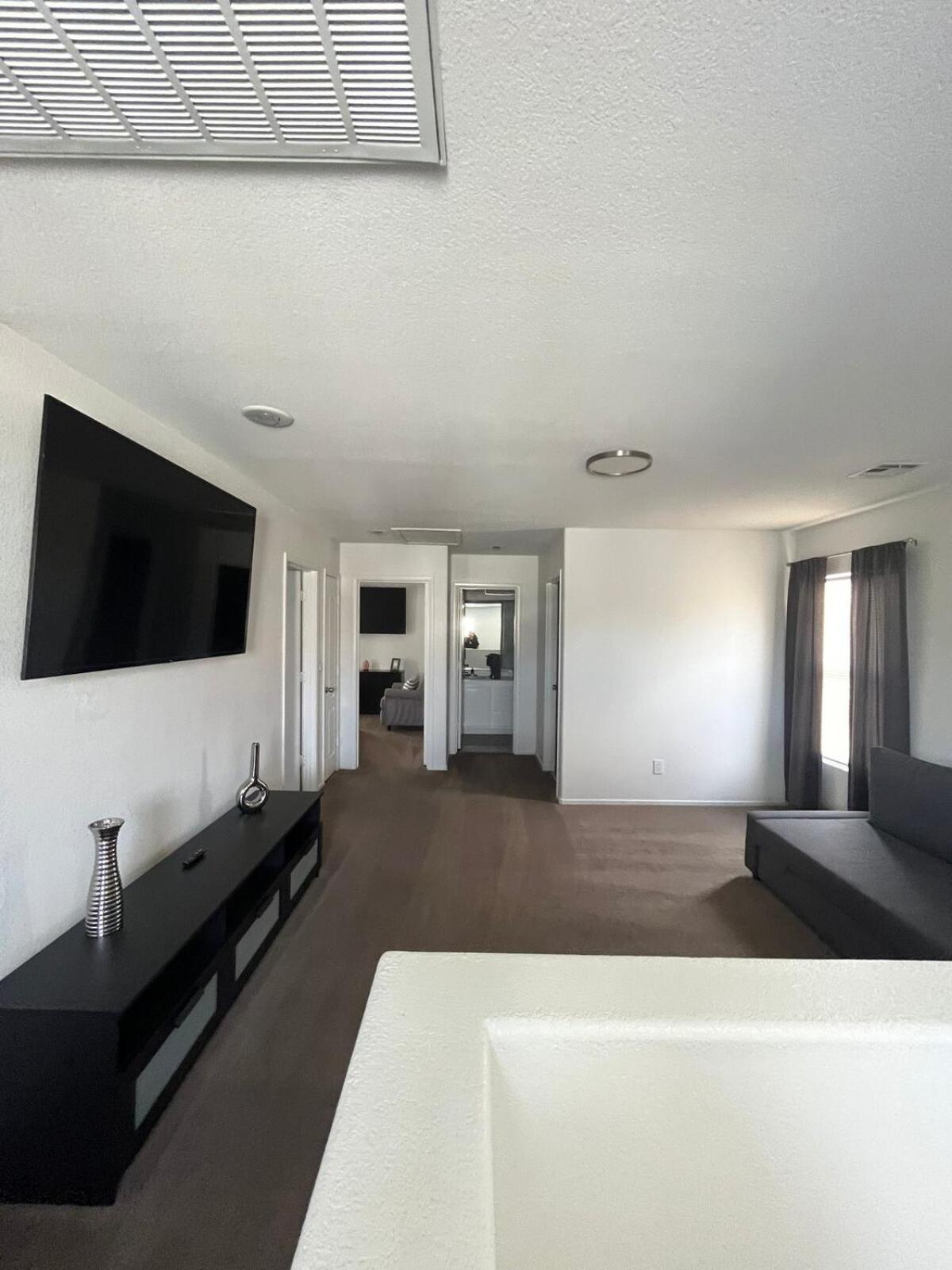 Beautiful 2 Story 20 Minutes From The Strip Holiday home *